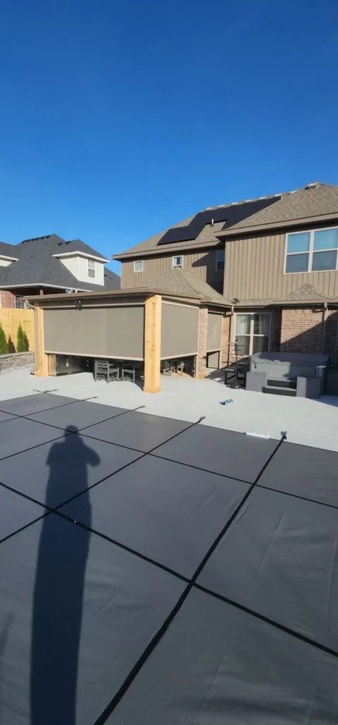 Outdoor electric screens powder coated aluminum beige housing granite  Nano 95